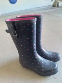 Girls size 3 youth polka-dot rainboots in fantastic condition!