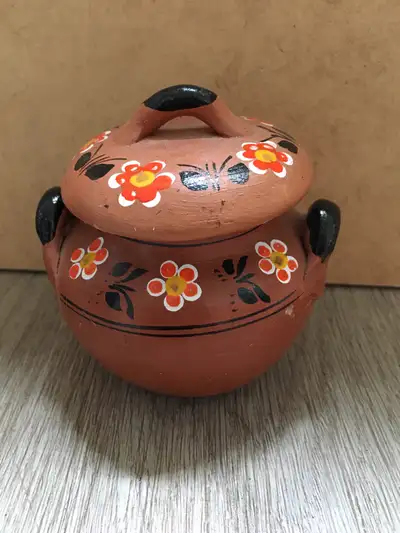 Clay pot with lid, View more