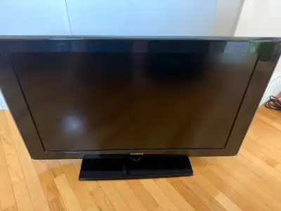 Used Samsung Tv 40 inch display comes with chromecast, View more