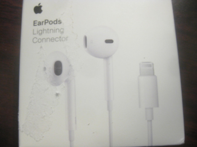 Apple Earpods with Lightning Connector. Remote Mic. Vol Control in Headphones in Mississauga / Peel Region