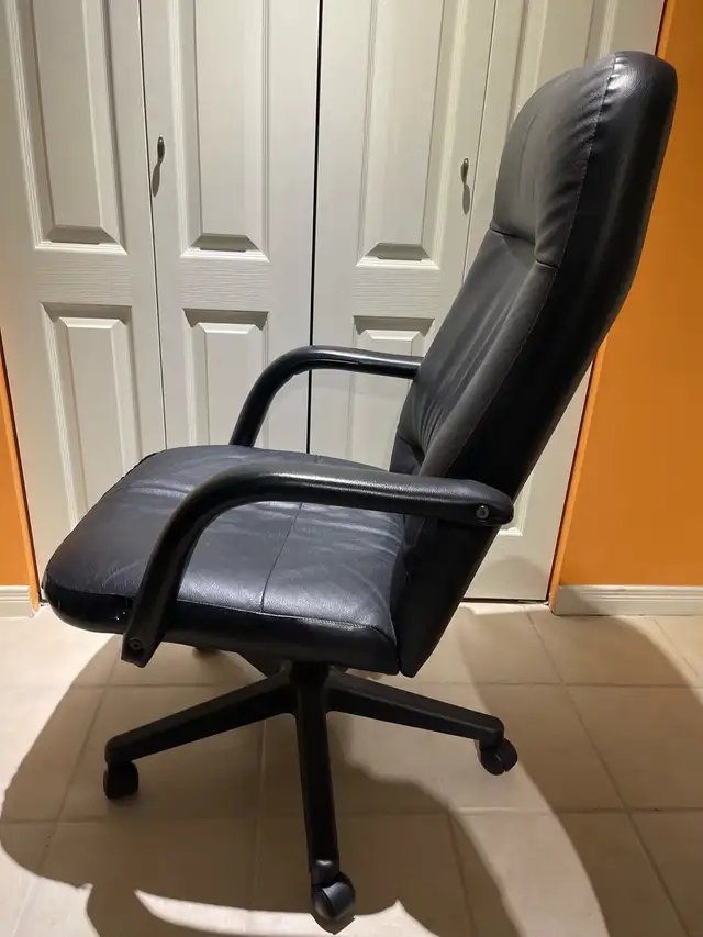 Office Chair in Chairs & Recliners in Markham / York Region - Image 3