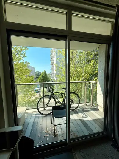 Lease Takeover: 1 Bed + Den Condo 816 Lansdowne Avenue, Toronto Available September 1 My existing le...