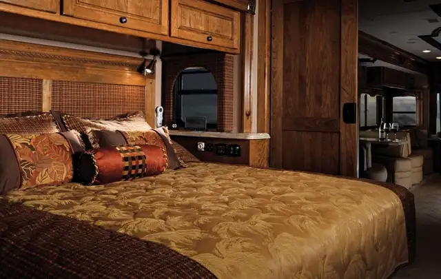 FLORIDA READY - Monaco Dynasty - 4 extensions - VR 45’ – Diesel in RVs & Motorhomes in Laurentides - Image 9