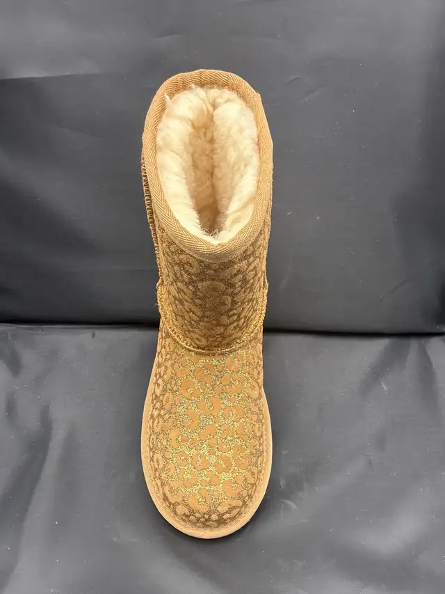 UGG boots (Youth size 4) in Kids & Youth in Markham / York Region - Image 7