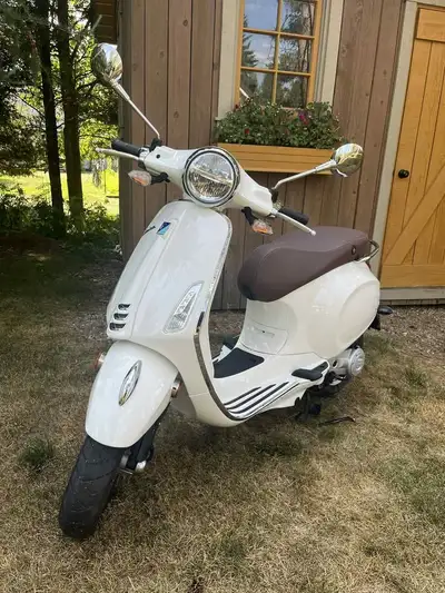 VESPA PRIMAVERA 50cc 2022 Impeccable! Une seule propriétaire, toujours bien entretenu et entreposé a...