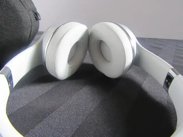 MINT Beats Solo3 Wireless Bluetooth Over-Ear Headphones in Headphones in Brockville - Image 4