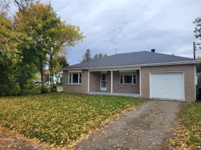 Cozy 2 bedroom house with yard and 1 car attahced garage in historic village of Creemore. Approximat...