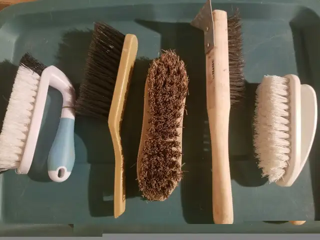 5 household brushes  in Other in Oakville / Halton Region - Image 3