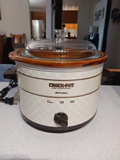 Mijoteuse Rival Crock Pot- 3 à 4 pintes- Marron fumée Hauteur 6.5 pouces duametre 10.5 pouces Vintag...