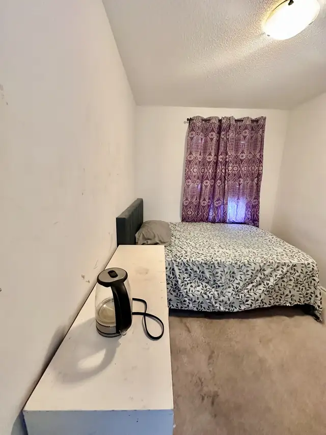 Room for rent in townhouse (Barrie - Mapleview & Essa))