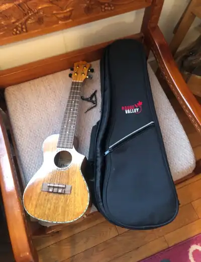 This Denver ukulele is in used condition, but plays beautifully and has a lovely tone. I'm selling i...