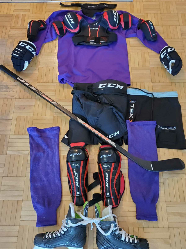 FULL hockey gear (youth large) in Hockey in Ottawa