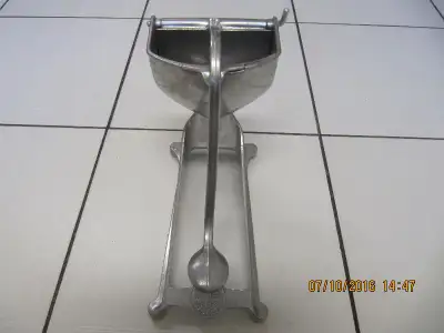 Up for sale is a vintage classic Wear Ever Solid Aluminum Table Top Manual Juice Press manufactured...