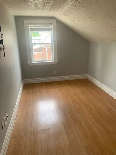 Small unfurnished room for rent in a shared house. (Ideal for a double size bed, dresser, small desk...