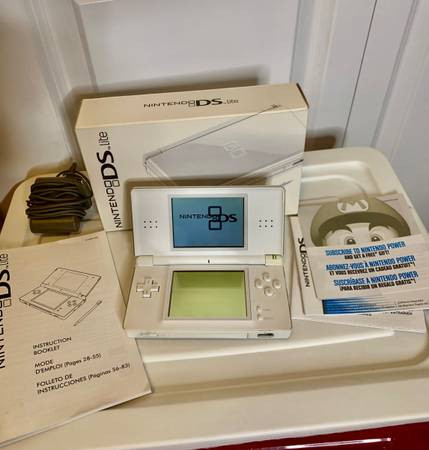 Nintendo DS Lite Handheld Console - Polar White Complete In Box in General Electronics in Burnaby/New Westminster - Image 2