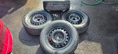 4 pneus Bridgestone Blizzak WS90 225/65/17 montés sur des jantes d'acier, bolt pattern 5x114,3, tout...