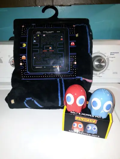 Article de Pac-Man, couverture en polar, salière & poivrière Neuf