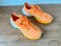 Running shoes / Chaussures de course à pied orange