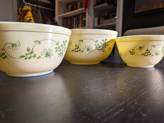 Vintage Pyrex Shenandoah mixing bowl set in Kitchen & Dining Wares in City of Toronto - Image 2