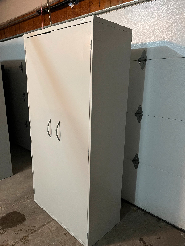 Grand & Toy FiveHigh Metal Storage Cupboard / (w/Key