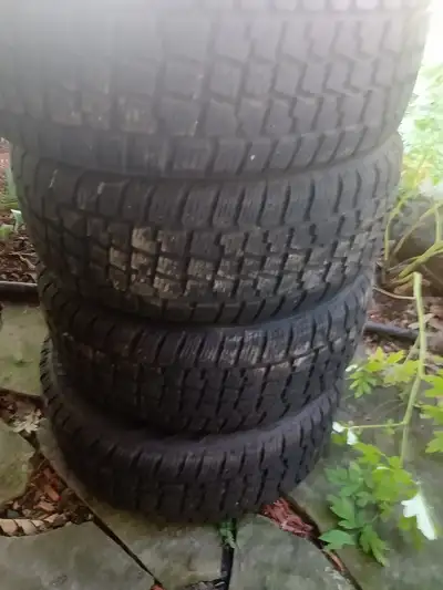 4 Pneus d'hiver 16" 205/55/16 presque neuf monté sur jante d'acier . Ces pneus étaient installer sur...