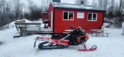 2024 lynx xterrain with only 890 miles. It has the 850 etec with jaws y pipe pipe and can the hole n...
