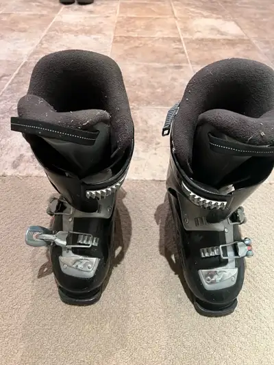 Nordica Kids Ski Boots (size 25.5), View more