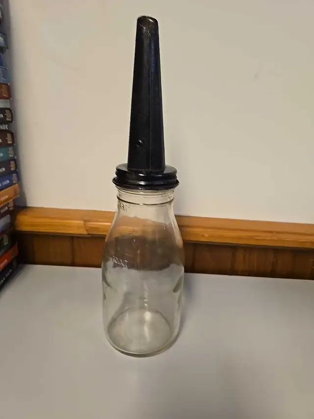 Imperial Quart Motor Oil Bottle Antique Gas & Oil in Arts & Collectibles in St. Catharines - Image 8