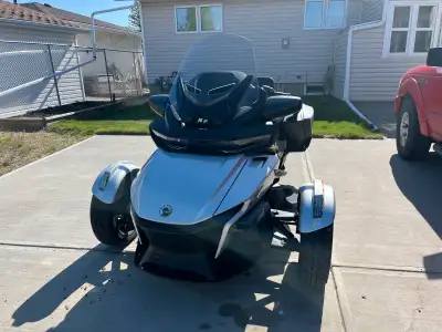 2022 Can Am Spyder RT Grey and Black Semi Automatic (no clutch only have to shift up) Back rest, Hea...
