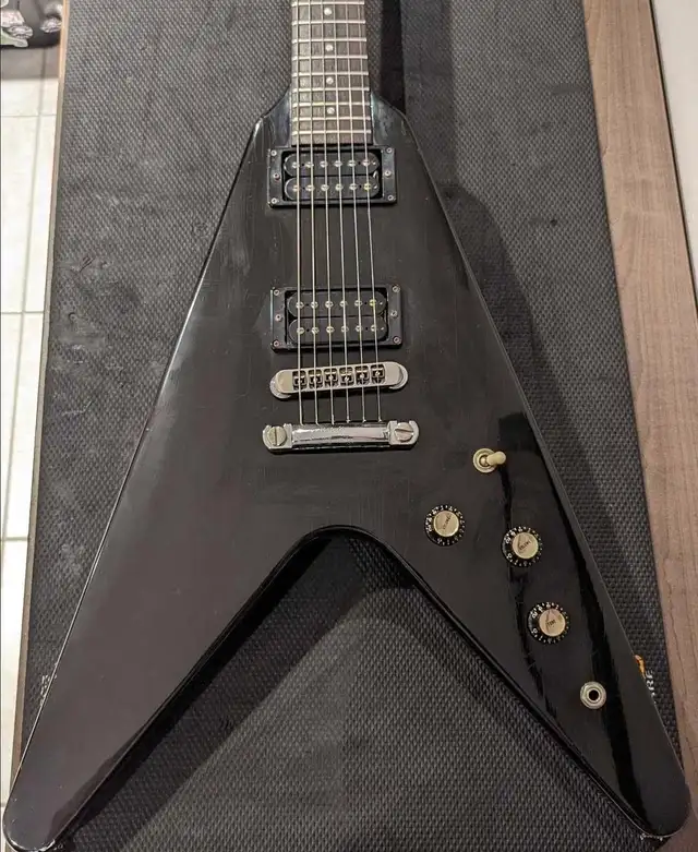 1983 Gibson 80s Flying V in Guitars in Markham / York Region - Image 3