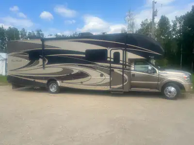 2017 Thor Four winds 35SM,Ford 550,6,7 Powerstroke ,48,500kms ,Unit is in excellent condition ,All n...