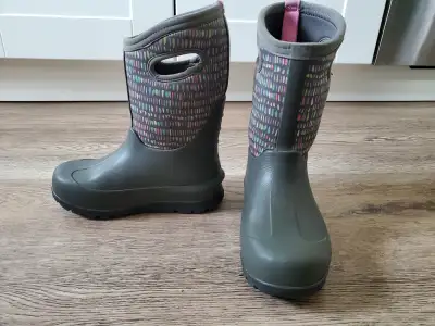 BOGS Winter Boots, Girl size 2 US, View more