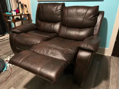 Causeuse simili cuir brun foncé, très confortable, comme neuve, presque aucun défaut, coussin moelle...