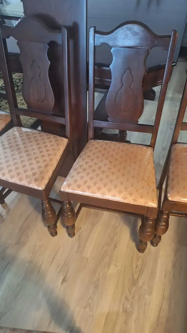 Real wood dining table set with 5 chairs in Dining Tables & Sets in Mississauga / Peel Region - Image 7