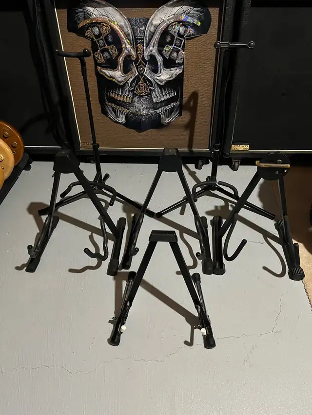 Guitar stands in Guitars in Markham / York Region - Image 3