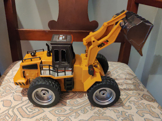 RC Metal Bulldozer Front Loader in Toys & Games in London - Image 2