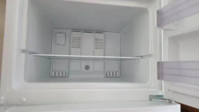 Refrigerateur Whirlpool encore sous garantie in Refrigerators in Québec City - Image 4