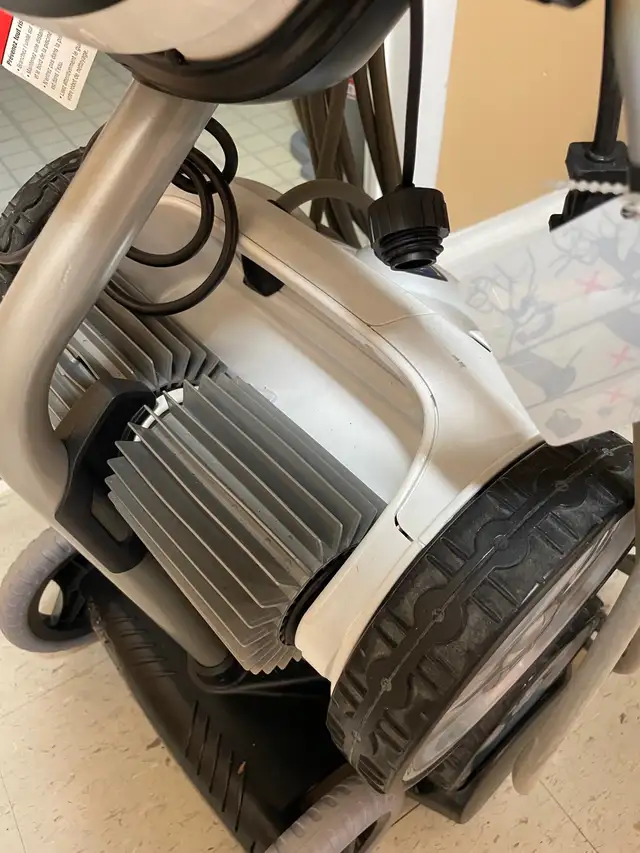 Polaris P965iQ Robotic Pool Cleaner in Hot Tubs & Pools in City of Toronto - Image 6