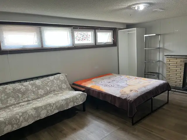 VERY LARGE ROOM ON BATHURST/PATRICIA NEAR BUS/GROCERY