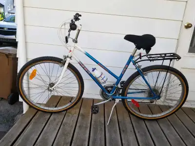 Bicyclette supercycle roues 26 po. Equipee : porte bagage, porte bouteille, bequille de velo, claxon...