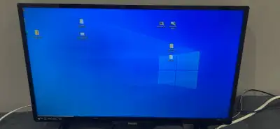 Selling this 40 inch Philips Smart LED TV Model number: 40PFL4901 Used but in good condition Minor w...