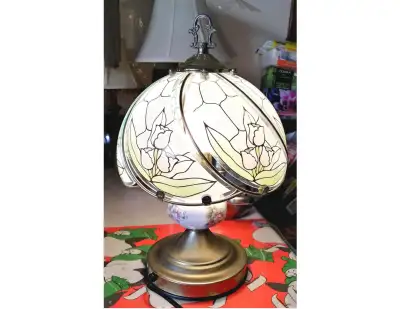 BEAUTIFUL GLASS SHADE CERAMIC FLORAL BASE TABLE LAMP, View more