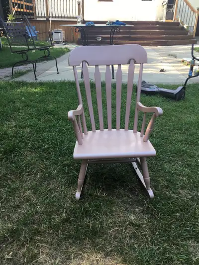 Children’s rocking chair , good condition Text only (403) 502-3627
