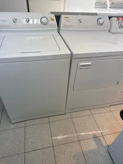 Je vends un ensemble laveuse et sécheuse robuste, parfait pour ceux qui recherchent la fiabilité san...
