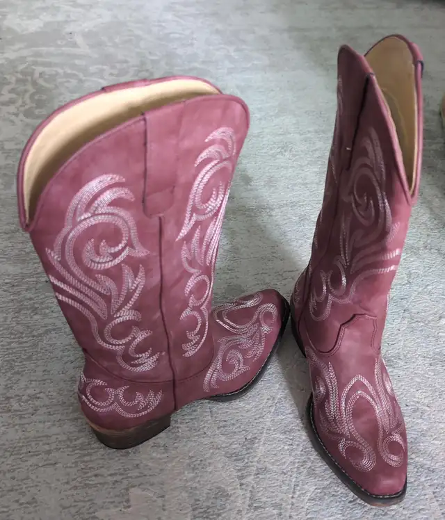 ROPER WOMENS  COWBOY BOOT VINTAGE RASPBERRY FAUX LEATHER SIZE 6 in Women's - Shoes in City of Toronto - Image 3