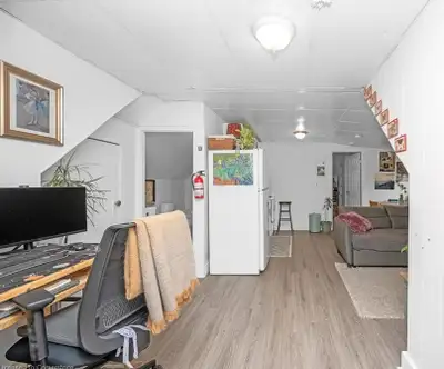 Beautiful Bright Updated Clean Apt with Parking