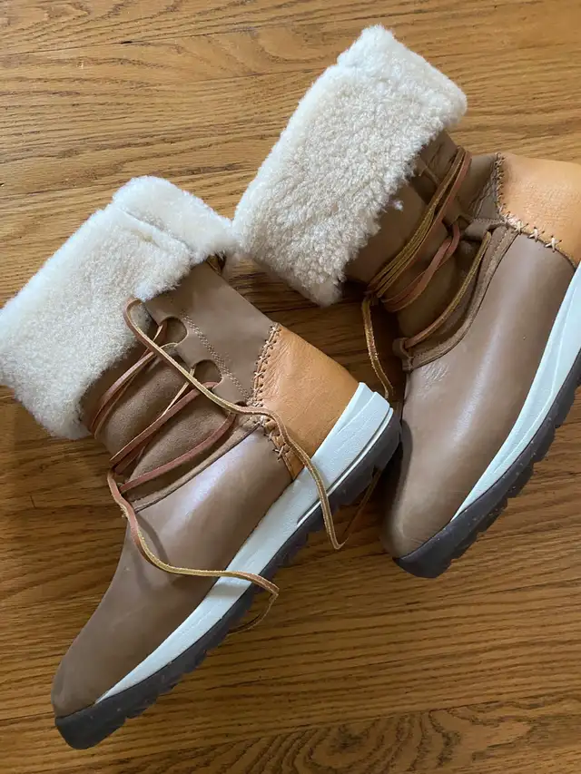 ULU raven boot Sherpa winter boots in Women's - Shoes in Edmonton - Image 2