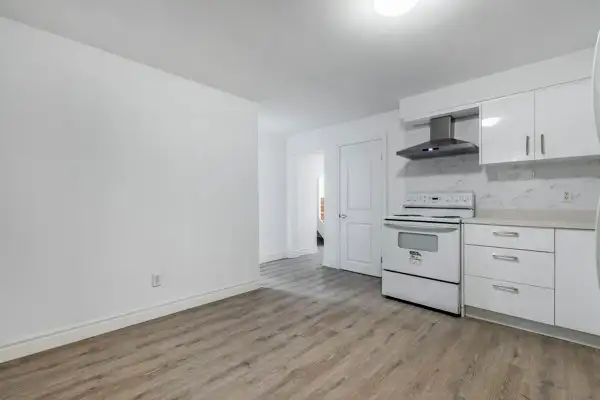 Students rental in Waterloo in Long Term Rentals in Kitchener / Waterloo - Image 12
