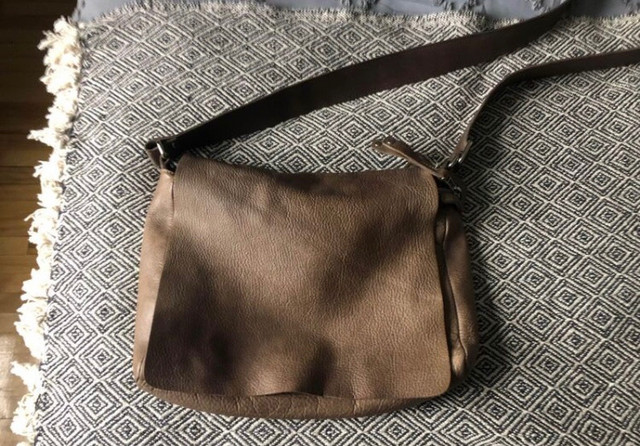Rooots crossbody bag in Women's - Bags & Wallets in North Bay - Image 4