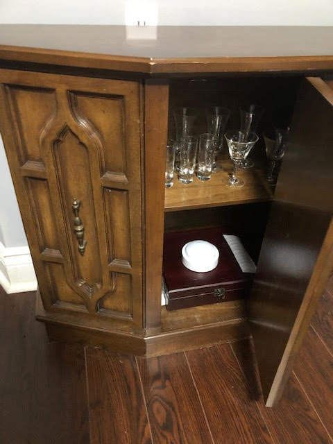SALE! VINTAGE LIQUOR CABINET in Hutches & Display Cabinets in Mississauga / Peel Region - Image 2